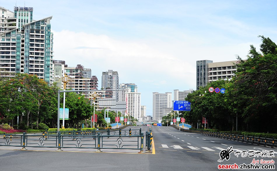 8月6日，海南三亚，原本车水马龙的街道，如今变得格外空旷。 人民视觉 图